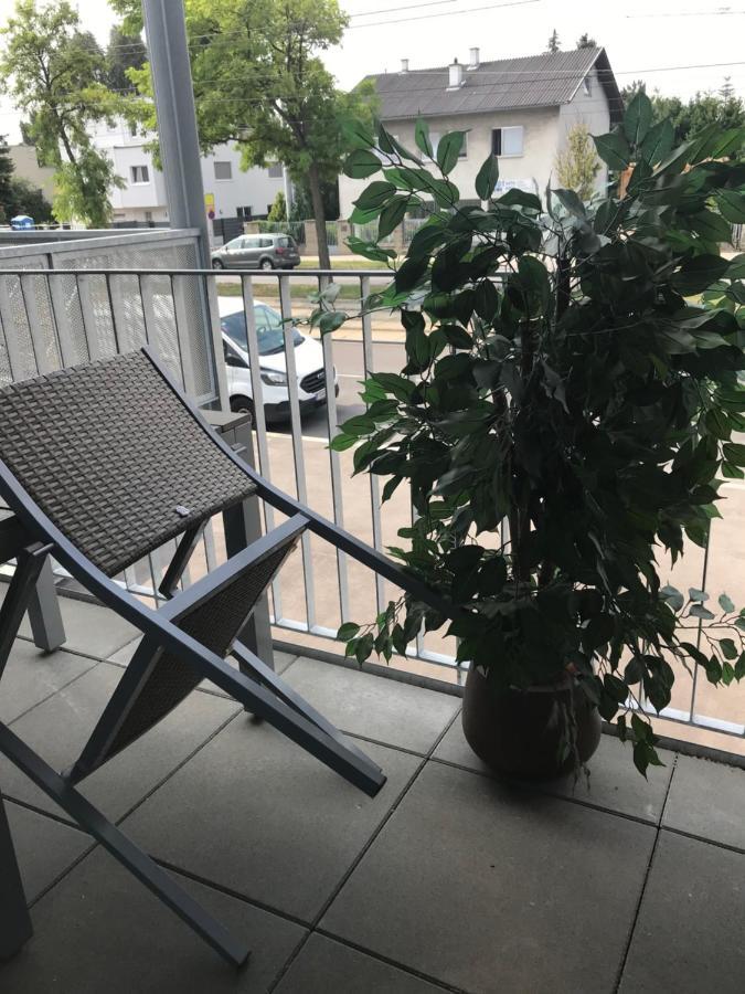 Red Flower Apartment With Pool - 5 Min To Lake Wien Exteriör bild